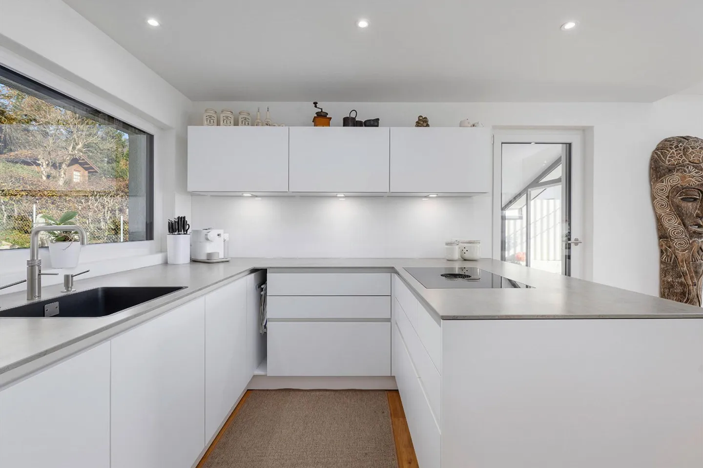 Stylish living with tranquility, space & quality of life - Photo 6 of 9