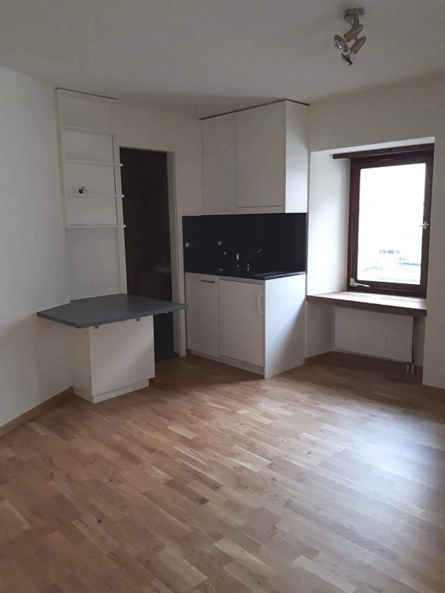 Studio moderne dans un emplacement central - Photo 1 sur 3