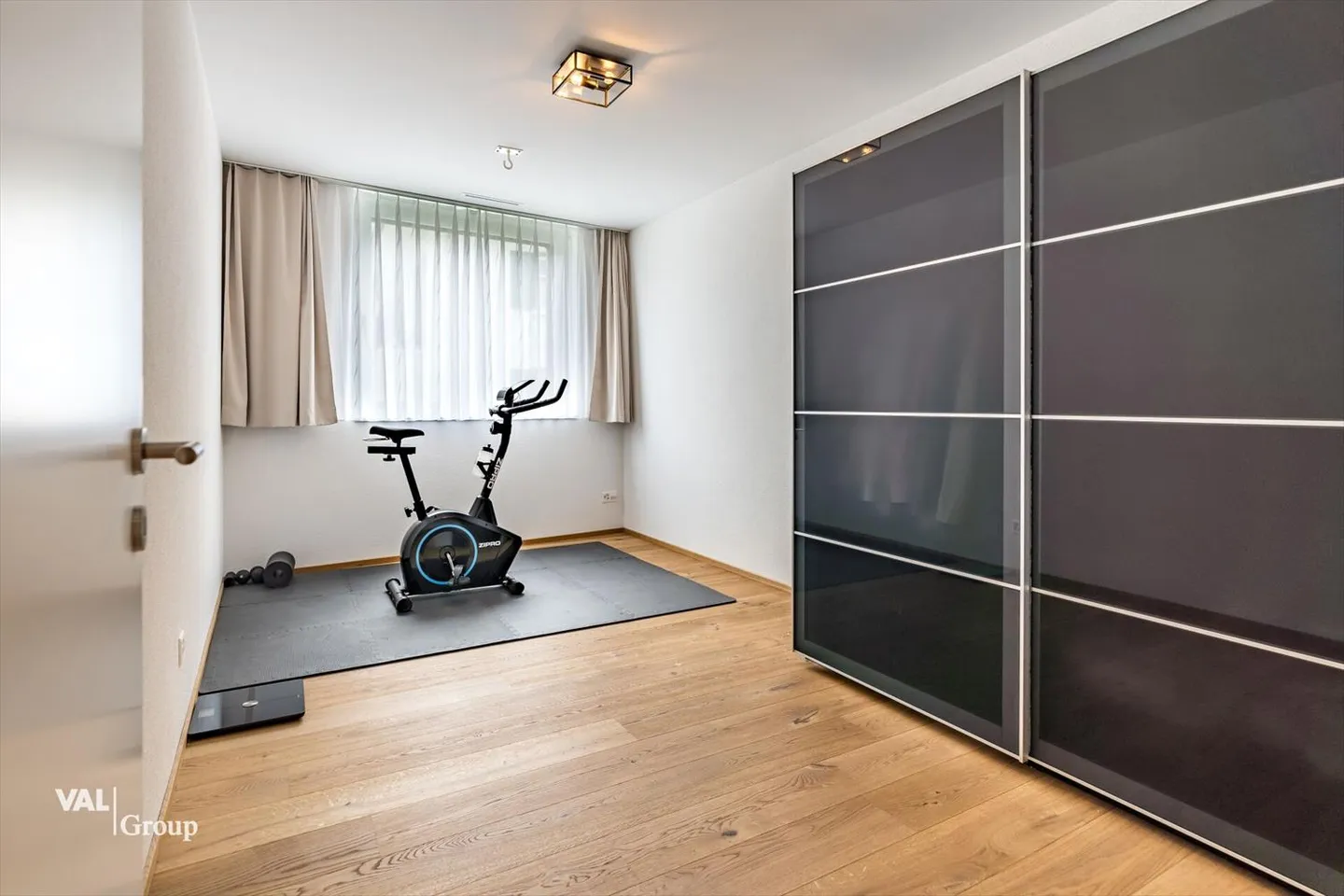 Centrally located, sustainably built, with plenty of space to live - Photo 11 of 13