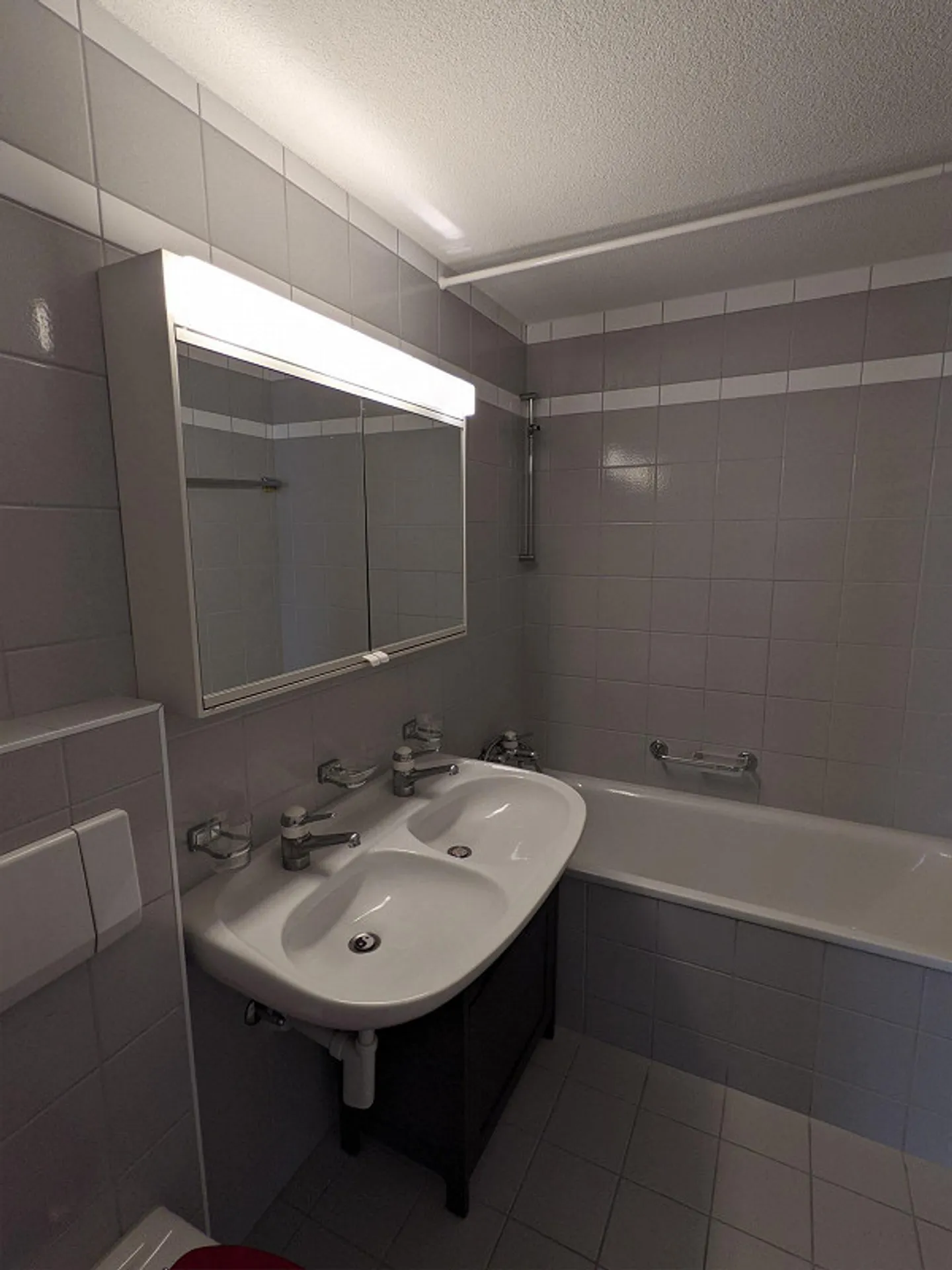 Bright 4-Room Apartment Near Kannenfeldpark and Westfeld Quarter - Photo 7 of 9