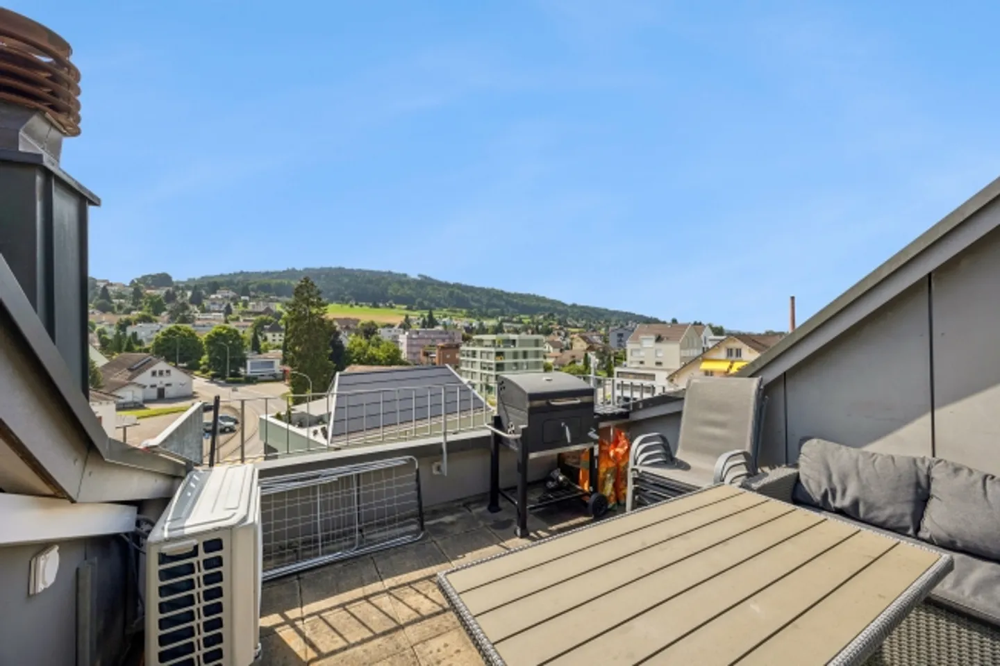 Spacious 5.5-room duplex apartment with balcony and fireplace - Photo 1 of 13