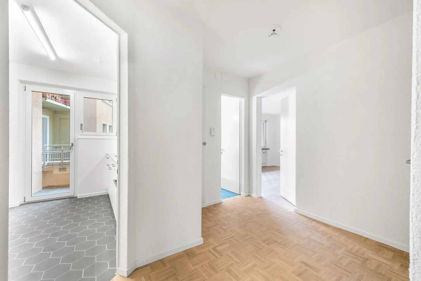 Freshly renovated oasis of well-being in the heart of Zurich-Wiedikon! - Photo 4 of 12