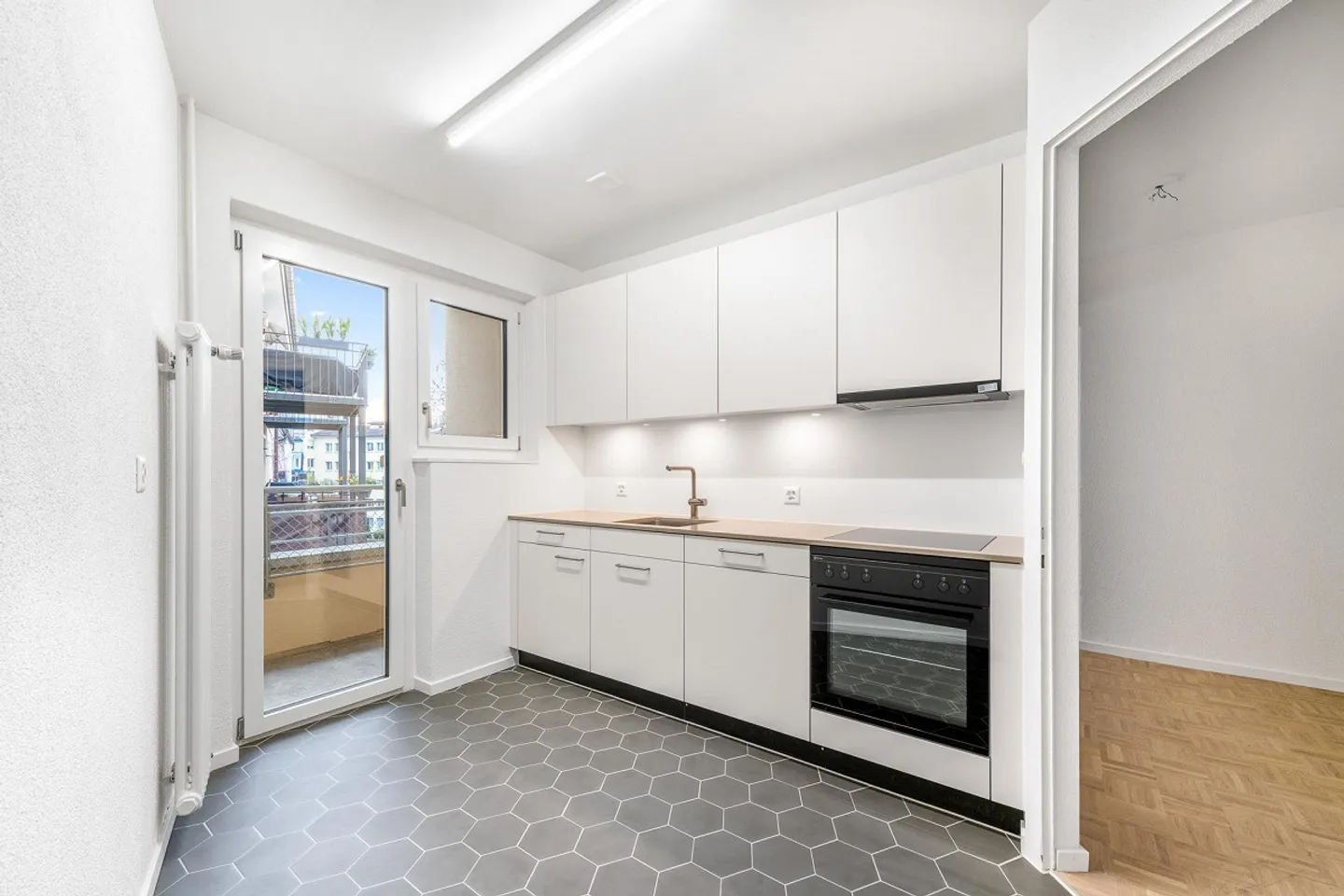 Freshly renovated oasis of well-being in the heart of Zurich-Wiedikon! - Photo 10 of 12