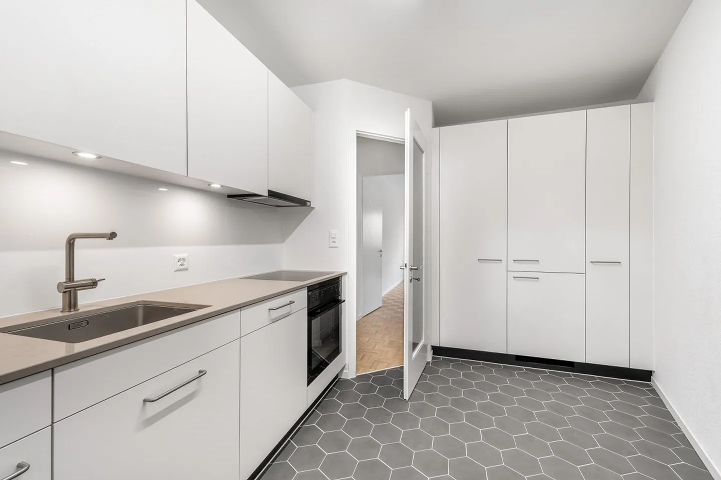 Freshly renovated oasis of well-being in the heart of Zurich-Wiedikon! - Photo 9 of 12