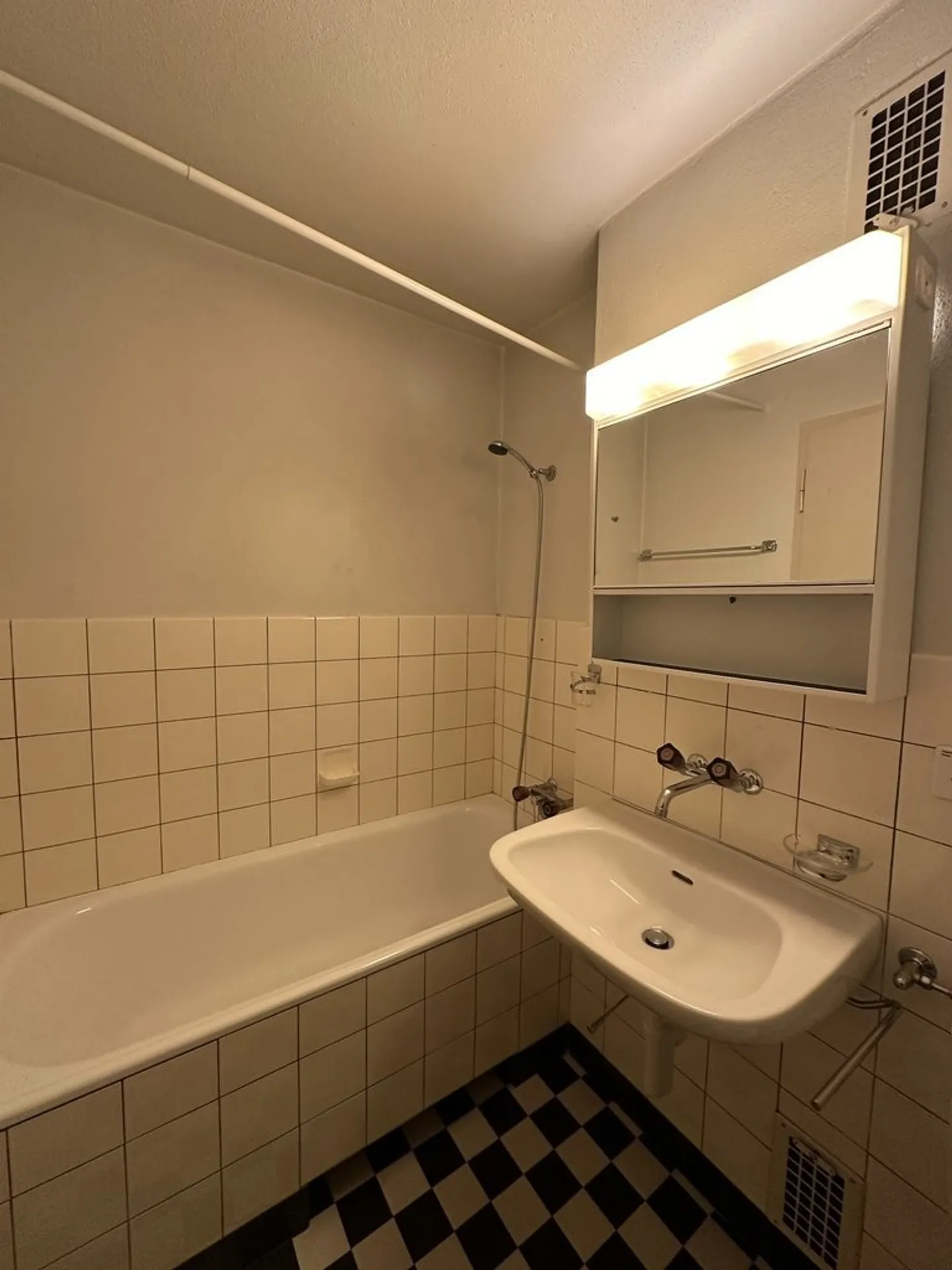 Simple 4.5-room apartment in Biel - Photo 8 of 9