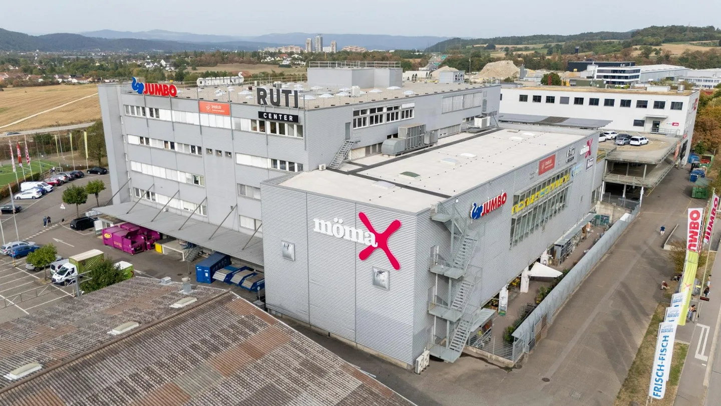TOP BUREAU ET ESPACE COMMERCIAL AVEC ATRIUM ET VUE À PRATTELN - Photo 1 sur 13