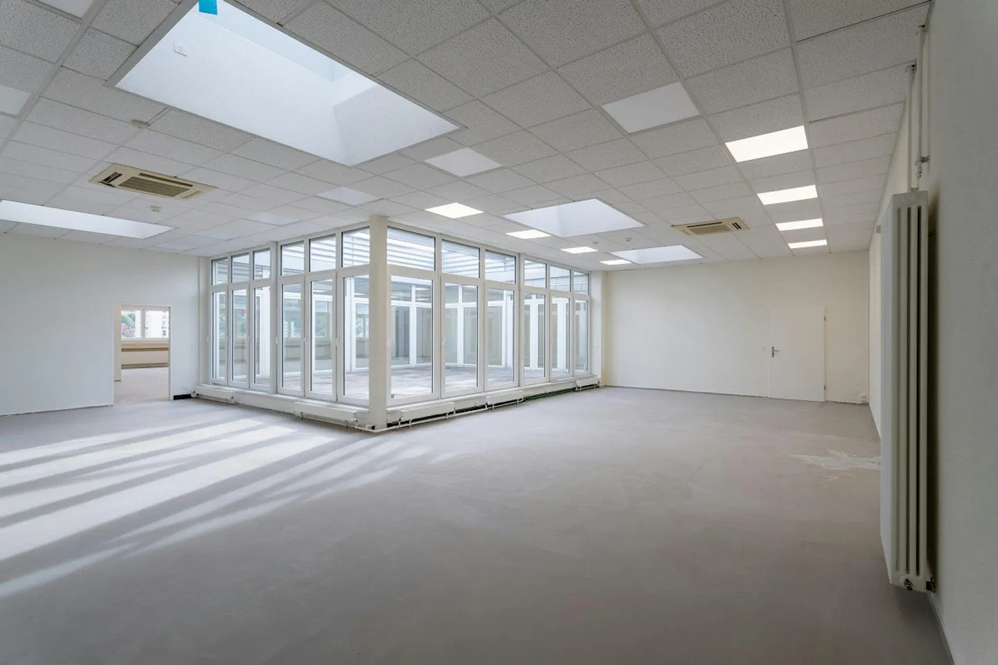 TOP BUREAU ET ESPACE COMMERCIAL AVEC ATRIUM ET VUE À PRATTELN - Photo 2 sur 13