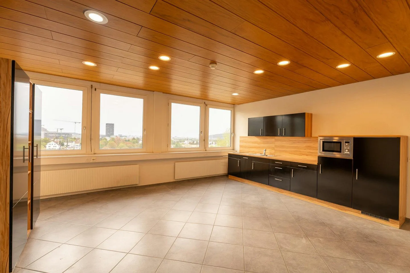 TOP BUREAU ET ESPACE COMMERCIAL AVEC ATRIUM ET VUE À PRATTELN - Photo 5 sur 13