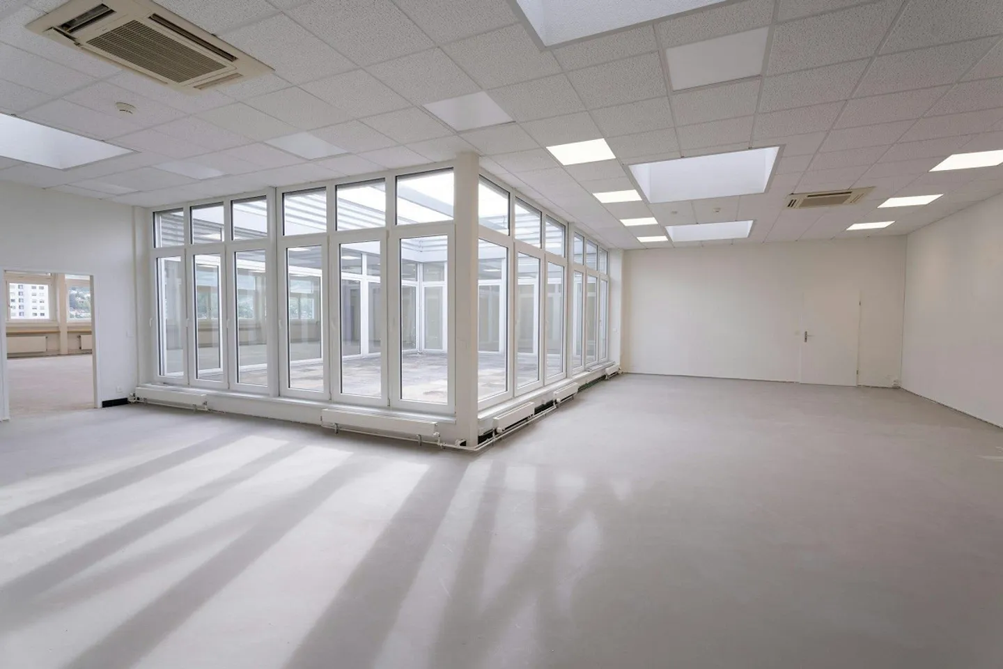 TOP BUREAU ET ESPACE COMMERCIAL AVEC ATRIUM ET VUE À PRATTELN - Photo 6 sur 13