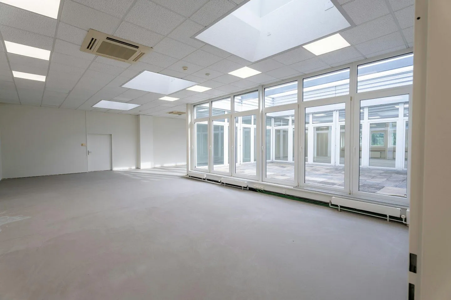 TOP BUREAU ET ESPACE COMMERCIAL AVEC ATRIUM ET VUE À PRATTELN - Photo 10 sur 13