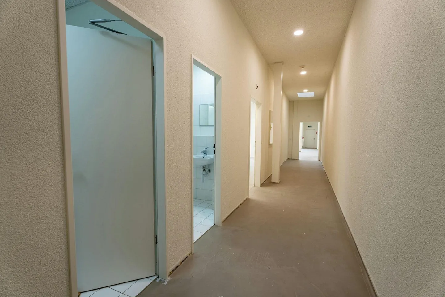 TOP BUREAU ET ESPACE COMMERCIAL AVEC ATRIUM ET VUE À PRATTELN - Photo 8 sur 13