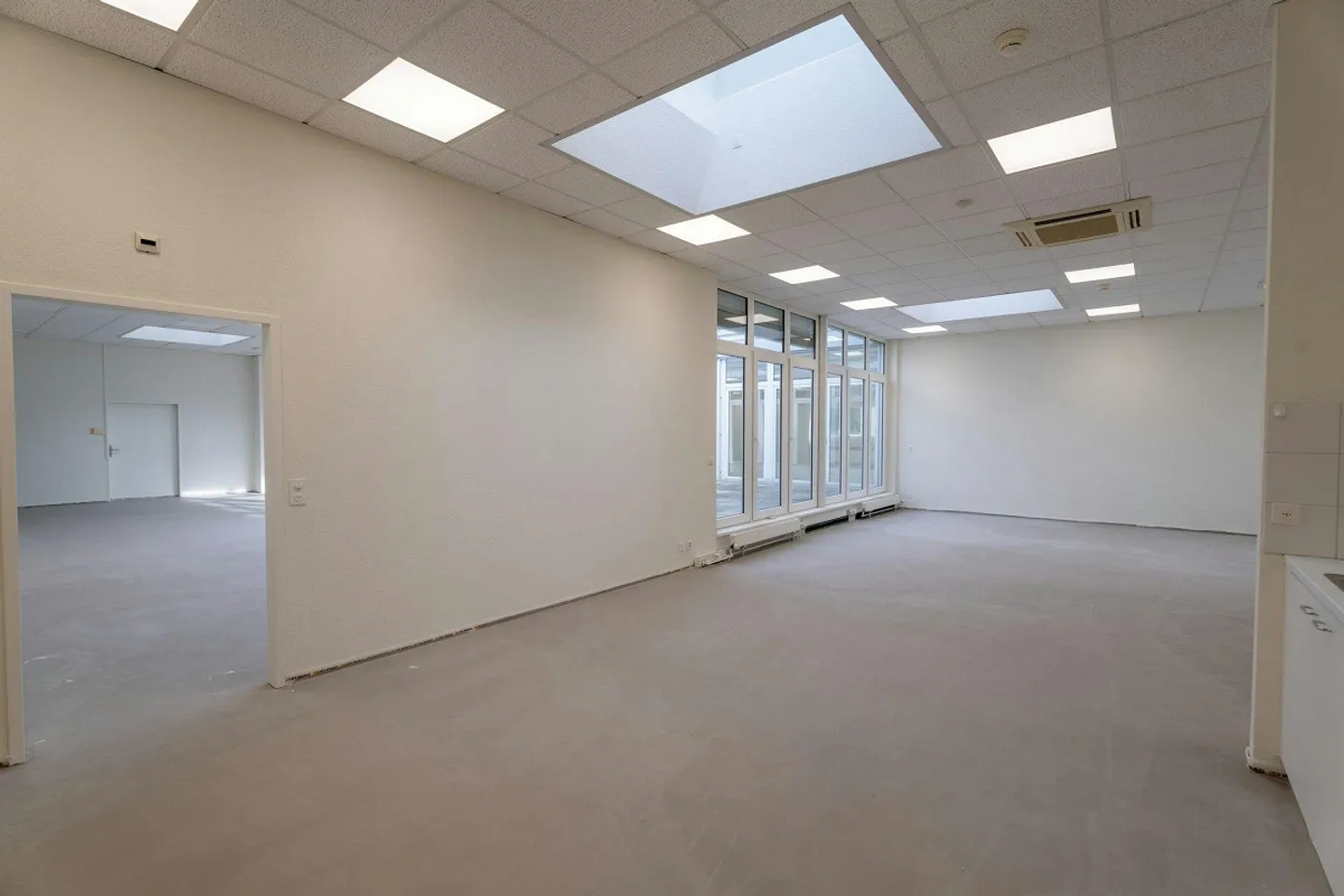 TOP BUREAU ET ESPACE COMMERCIAL AVEC ATRIUM ET VUE À PRATTELN - Photo 9 sur 13