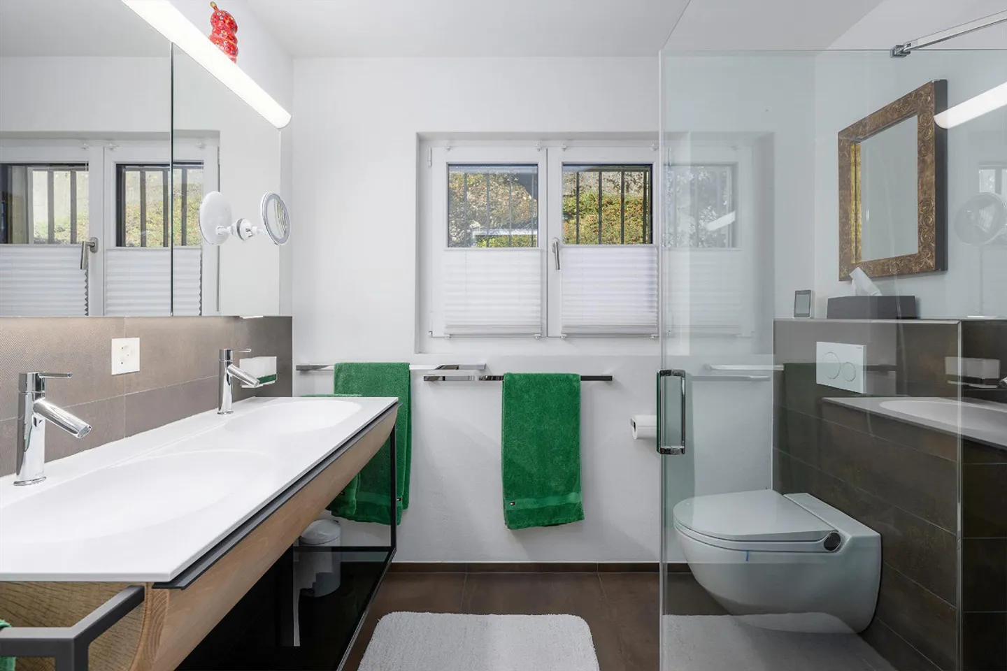 Stylish living with tranquility, space & quality of life - Photo 8 of 9