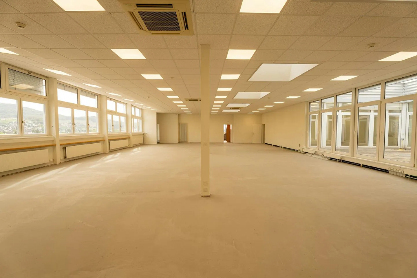 TOP BUREAU ET ESPACE COMMERCIAL AVEC ATRIUM ET VUE À PRATTELN - Photo 12 sur 13