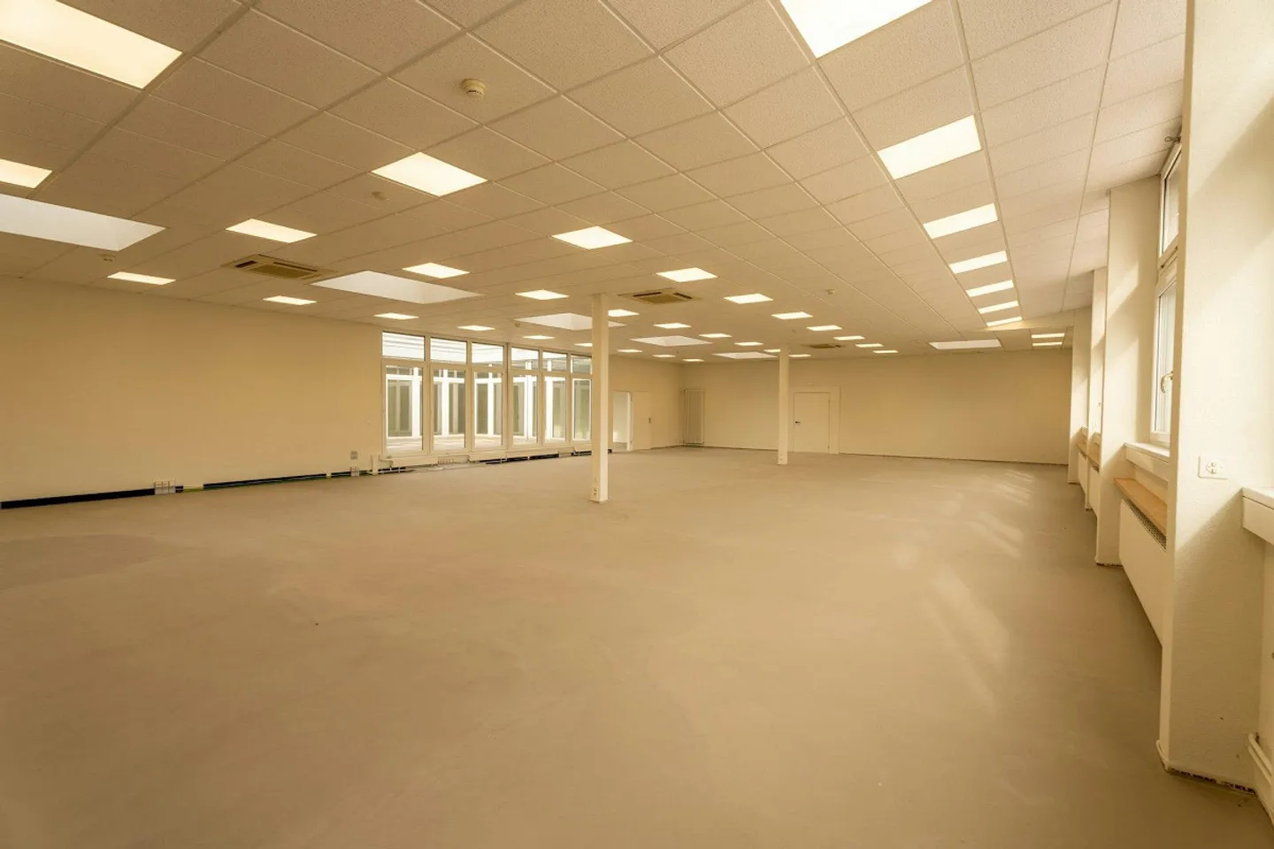 TOP BUREAU ET ESPACE COMMERCIAL AVEC ATRIUM ET VUE À PRATTELN - Photo 13 sur 13
