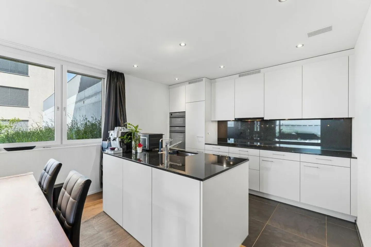 Attractive, well-maintained and nearly new 3.5-room apartment with stunning views - Photo 7 of 12