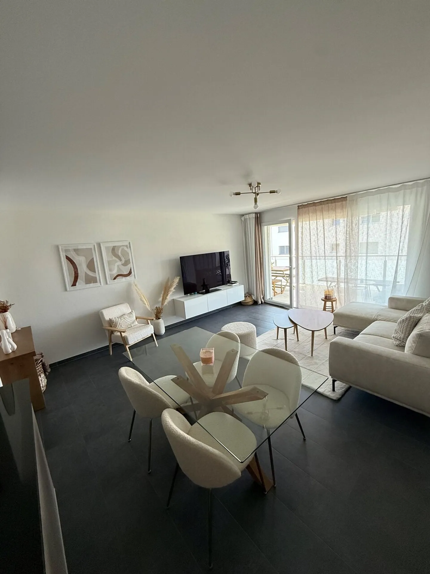 Charming Apartment with Balcony - Photo 2 of 6