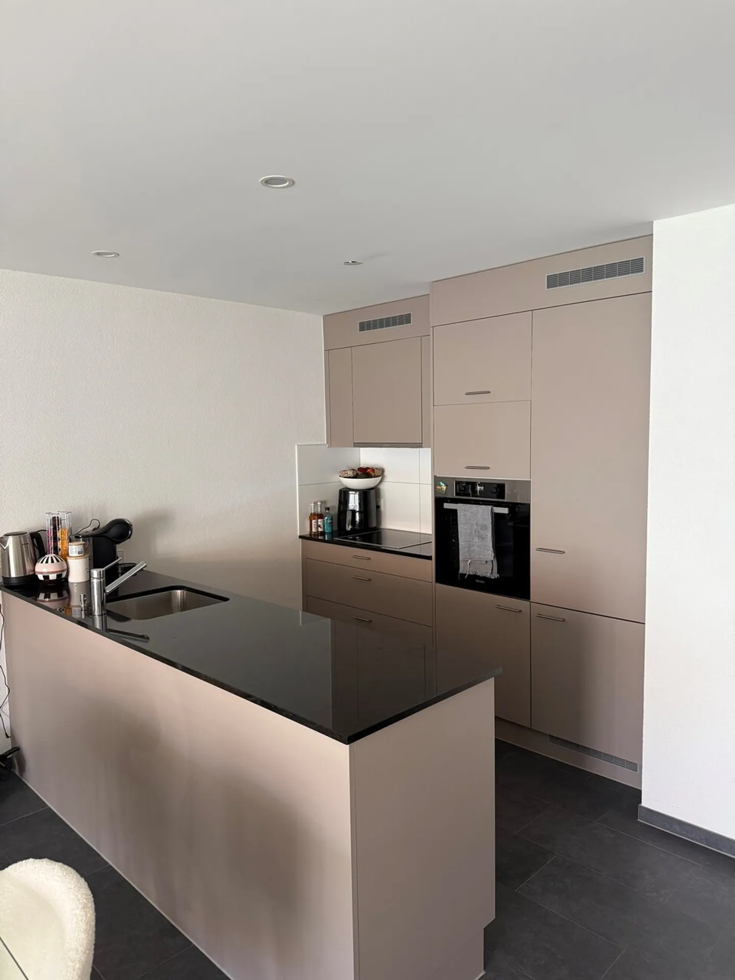 Charming Apartment with Balcony - Photo 3 of 6