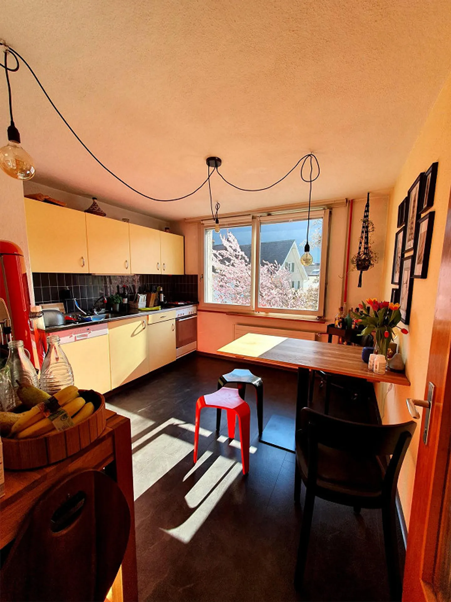 Appartement spacieux et central de 3,5 pièces - Photo 2 sur 8