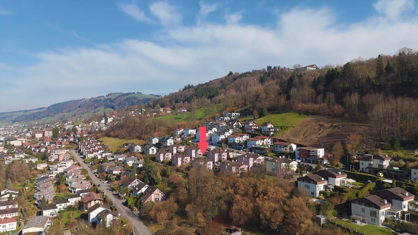 Appartement sous les combles de 4,5 pièces, récemment rénové et très bien entretenu, en situation en pente - Photo 2 sur 15