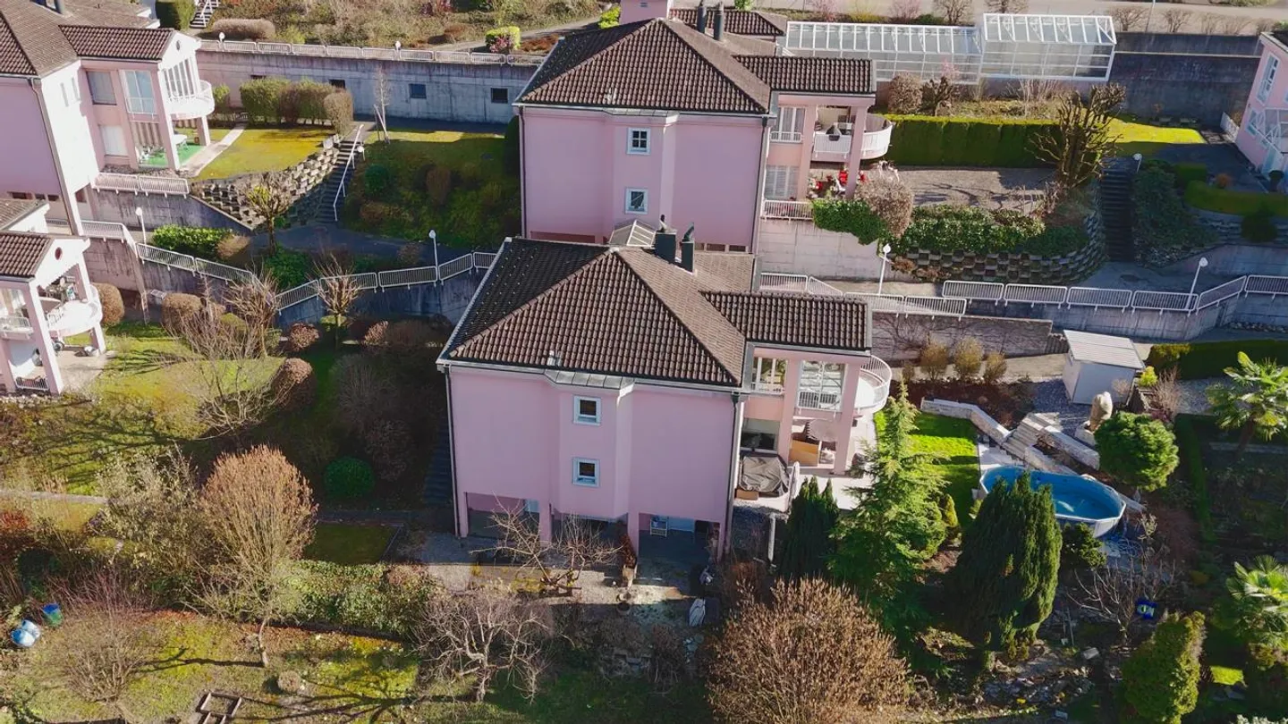 Appartement sous les combles de 4,5 pièces, récemment rénové et très bien entretenu, en situation en pente - Photo 4 sur 15