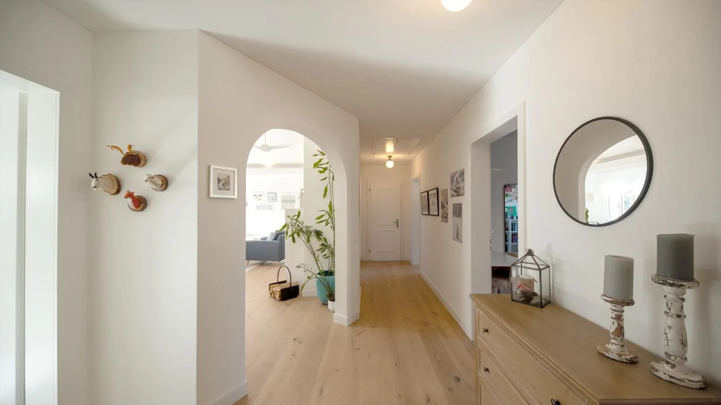 Appartement sous les combles de 4,5 pièces, récemment rénové et très bien entretenu, en situation en pente - Photo 5 sur 15