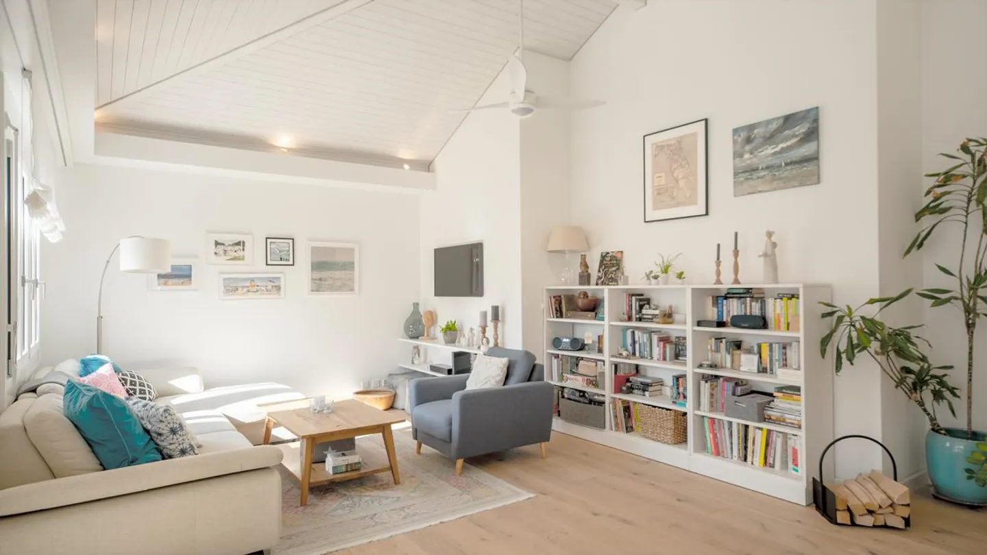 Appartement sous les combles de 4,5 pièces, récemment rénové et très bien entretenu, en situation en pente - Photo 6 sur 15