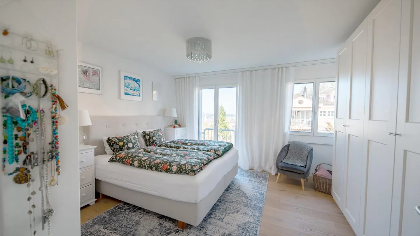 Appartement sous les combles de 4,5 pièces, récemment rénové et très bien entretenu, en situation en pente - Photo 11 sur 15