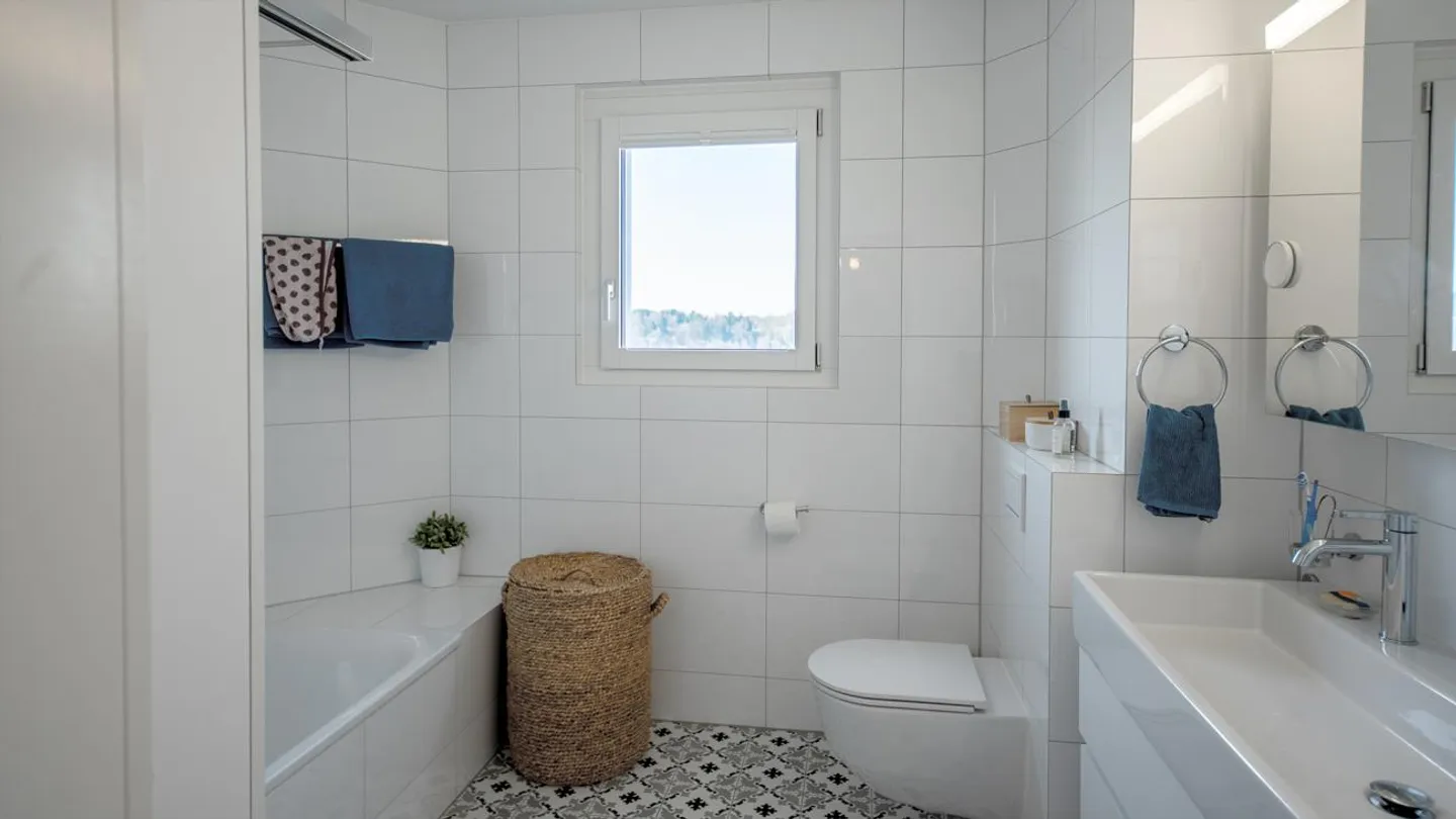 Appartement sous les combles de 4,5 pièces, récemment rénové et très bien entretenu, en situation en pente - Photo 12 sur 15