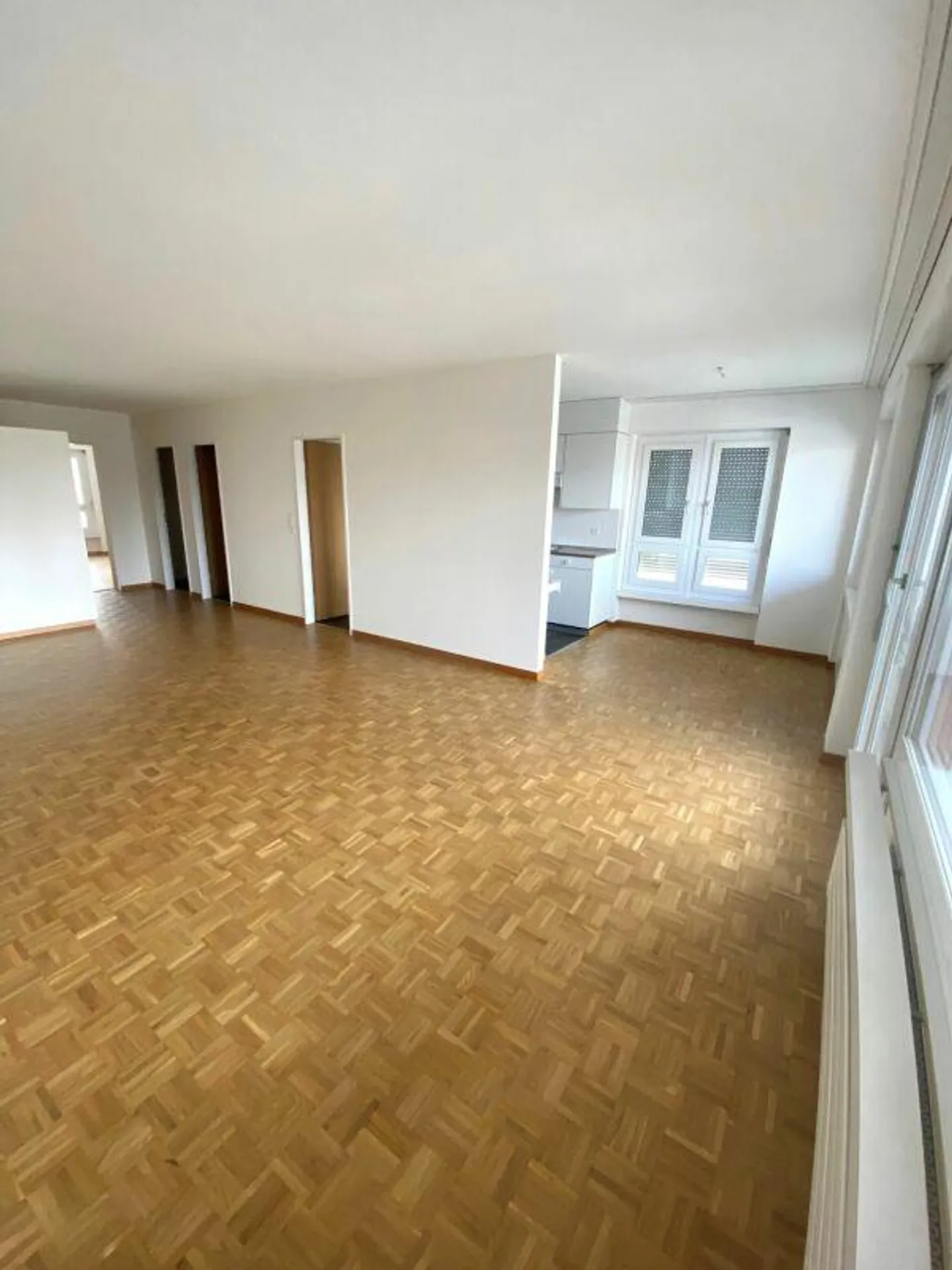 Beautiful 5.5 Room Apartment with Open Kitchen in St. Gallen - East, near Gallusmarkt - Photo 2 of 13