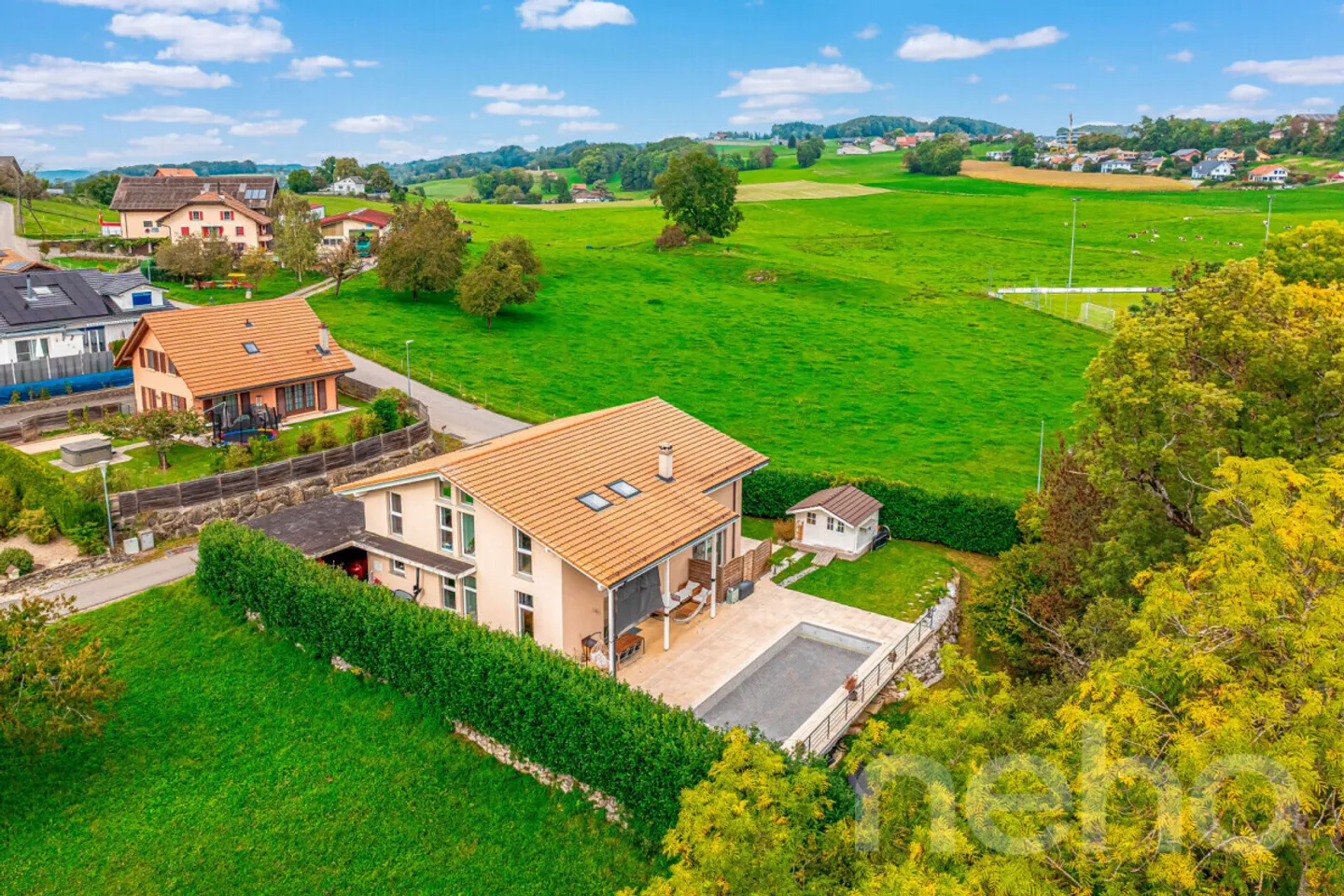 Exklusiv: Große Villa mit 3 Wohneinheiten und Pool - Foto 3 von 12