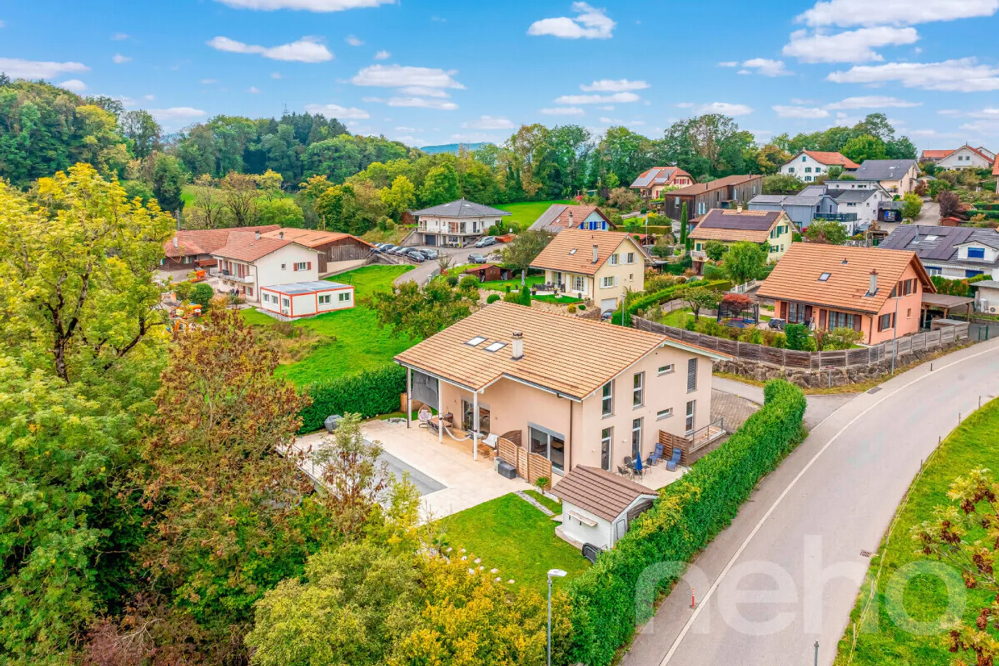 Exklusiv: Große Villa mit 3 Wohneinheiten und Pool - Foto 1 von 12