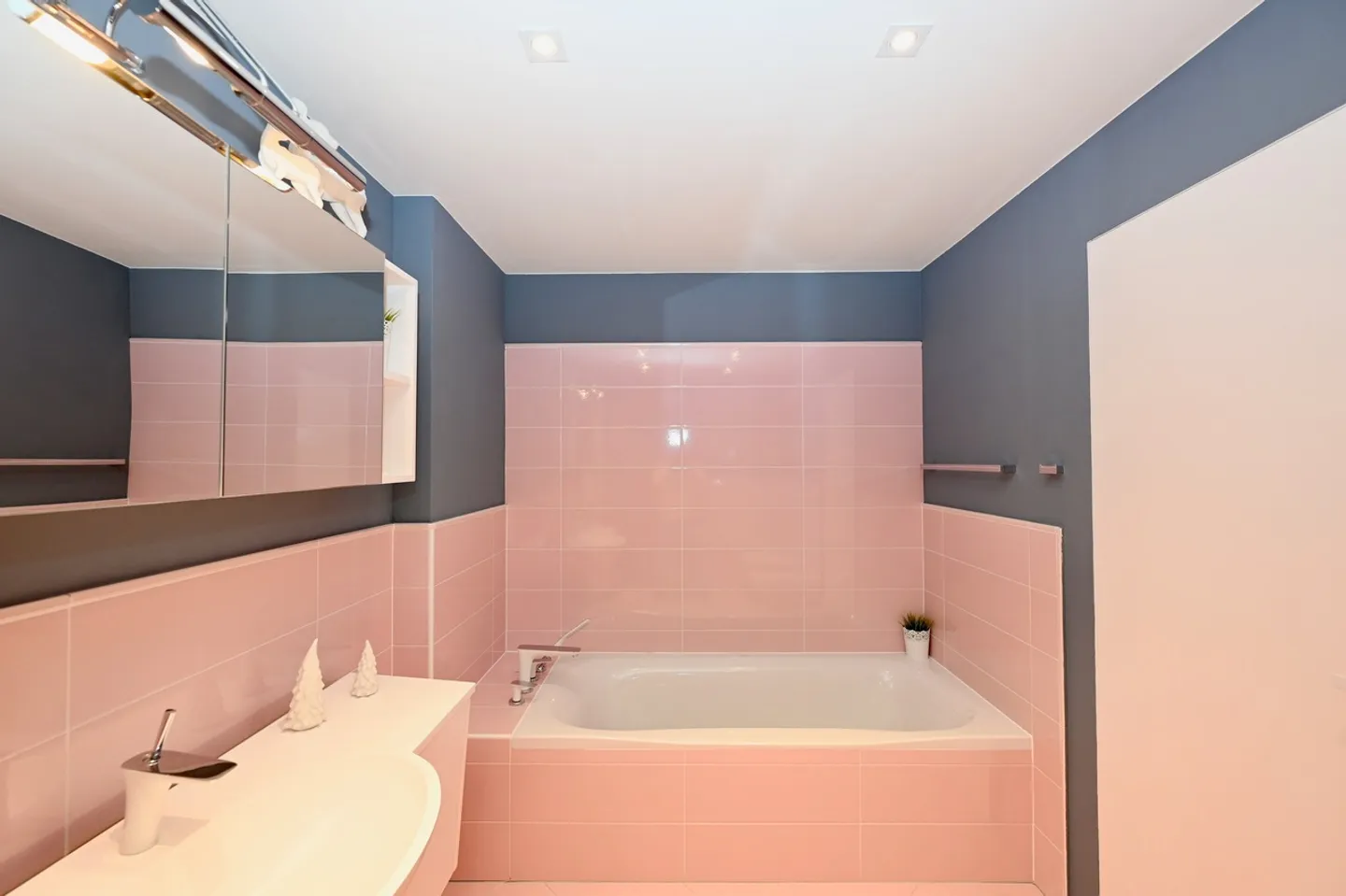 Spacious Luxury Apartment with Garden in the Collina d'Oro Resort - Photo 18 of 25