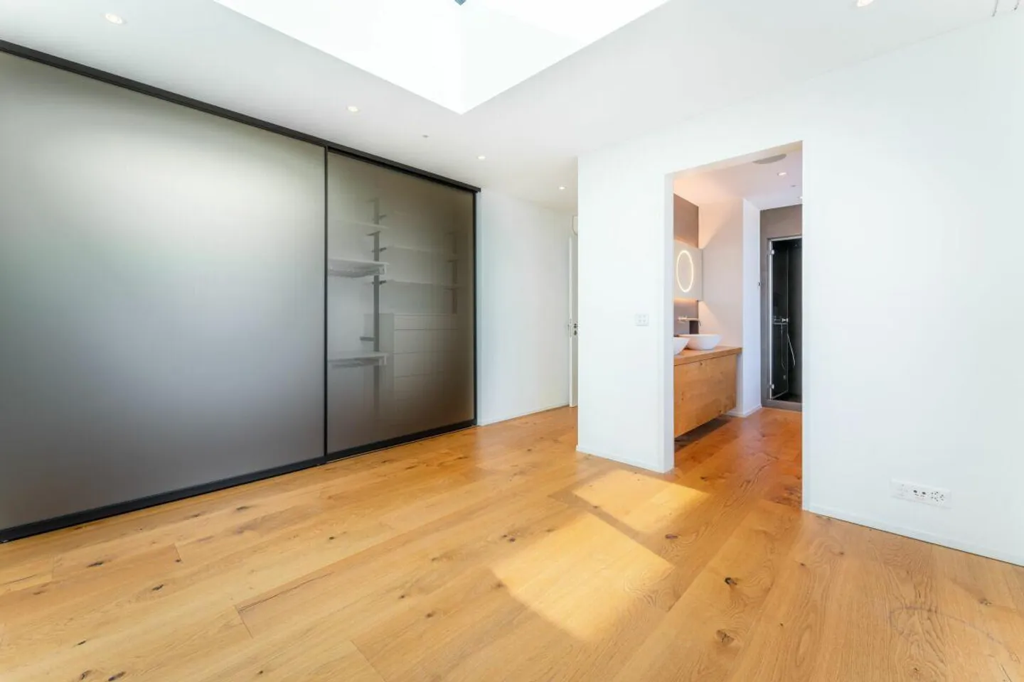 In an attic apartment that delights the heart - Photo 4 of 12