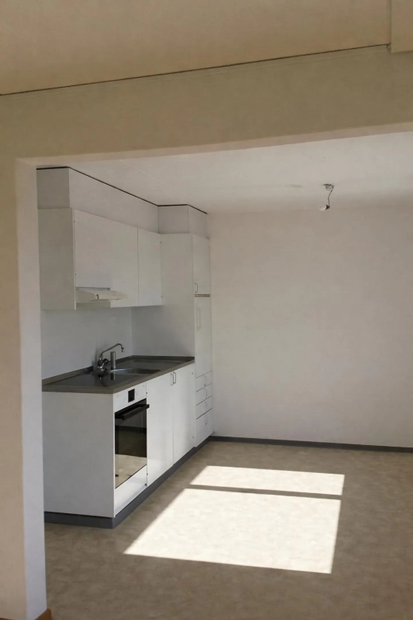 A bright 2.5-room apartment is looking for a new tenant. - Photo 2 of 4