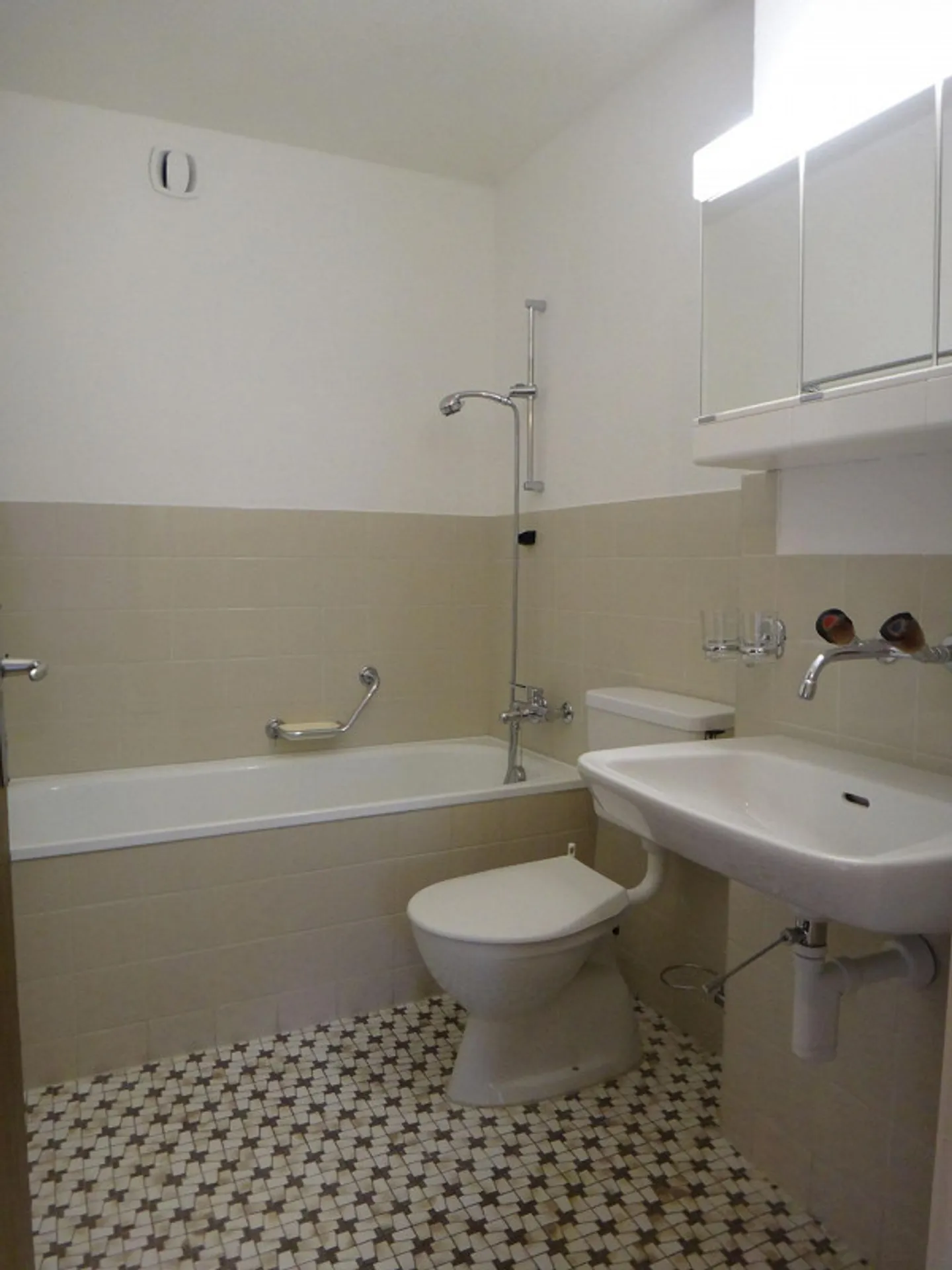 A bright 2.5-room apartment is looking for a new tenant. - Photo 3 of 4