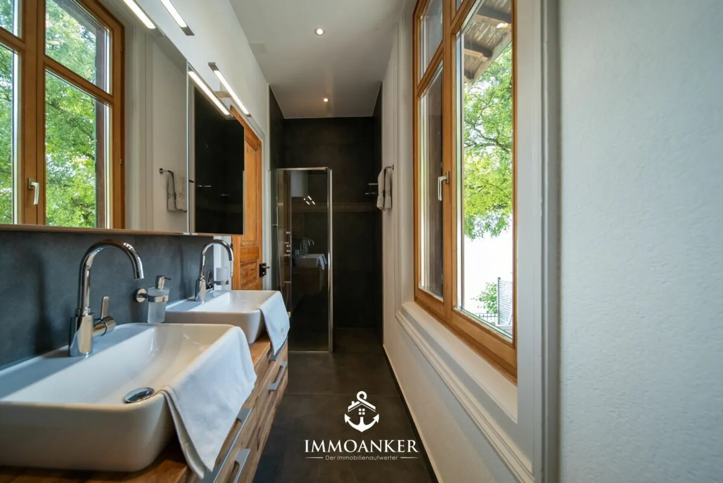 Directly on Lake Thun - Living, Working and Relaxing in an Absolutely Premium Location - Photo 11 of 13