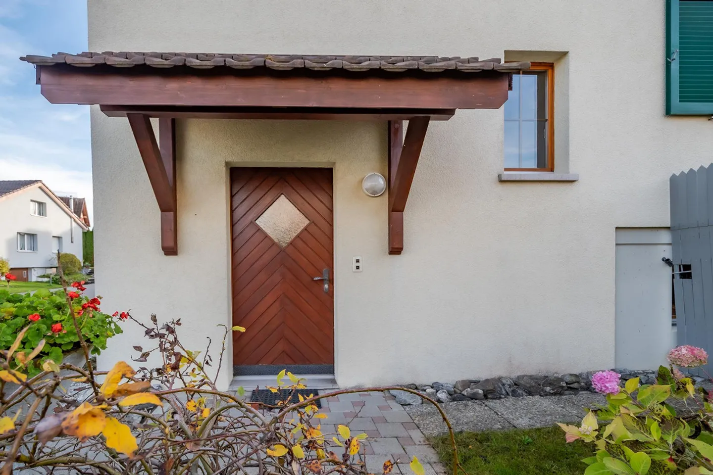Spacious Single-Family Home with Pool and Conservatory - Photo 4 of 18