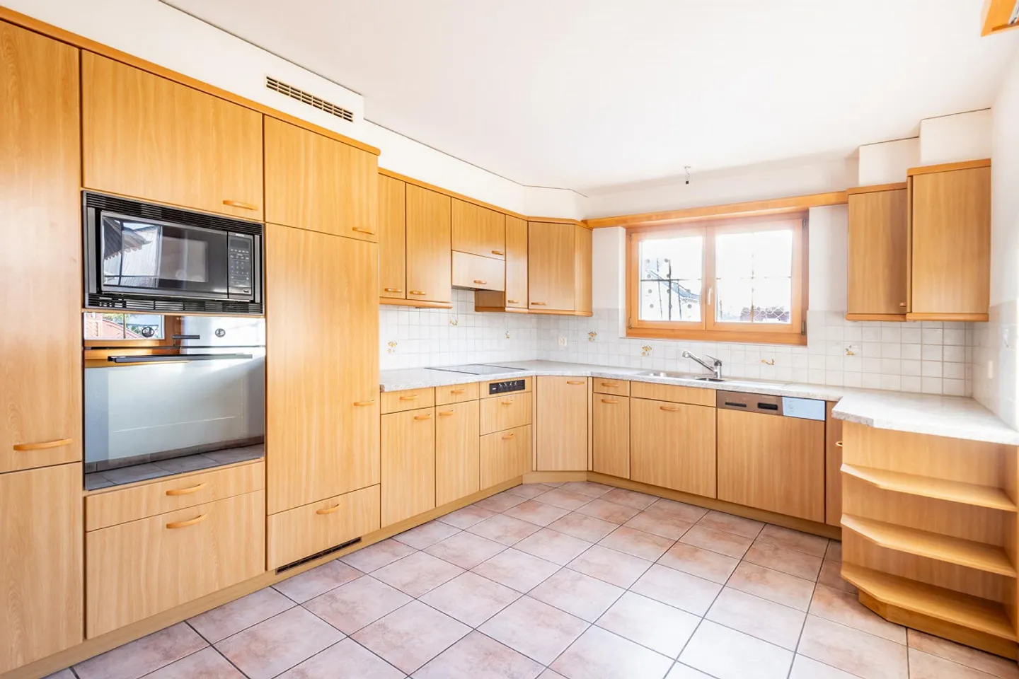 Spacious Single-Family Home with Pool and Conservatory - Photo 5 of 18