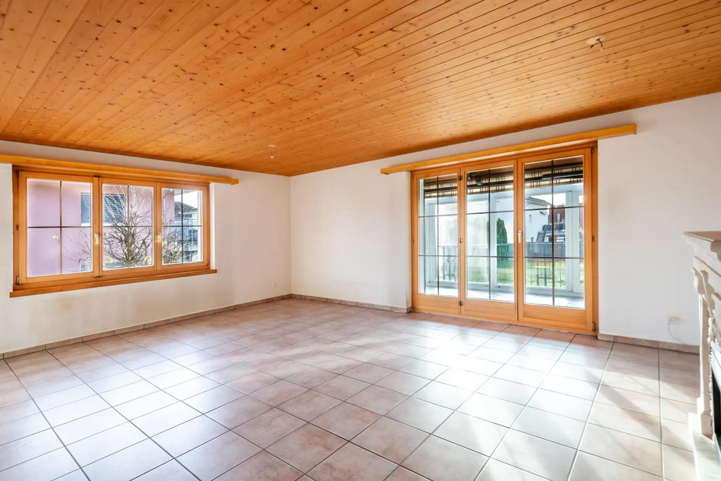 Spacious Single-Family Home with Pool and Conservatory - Photo 6 of 18