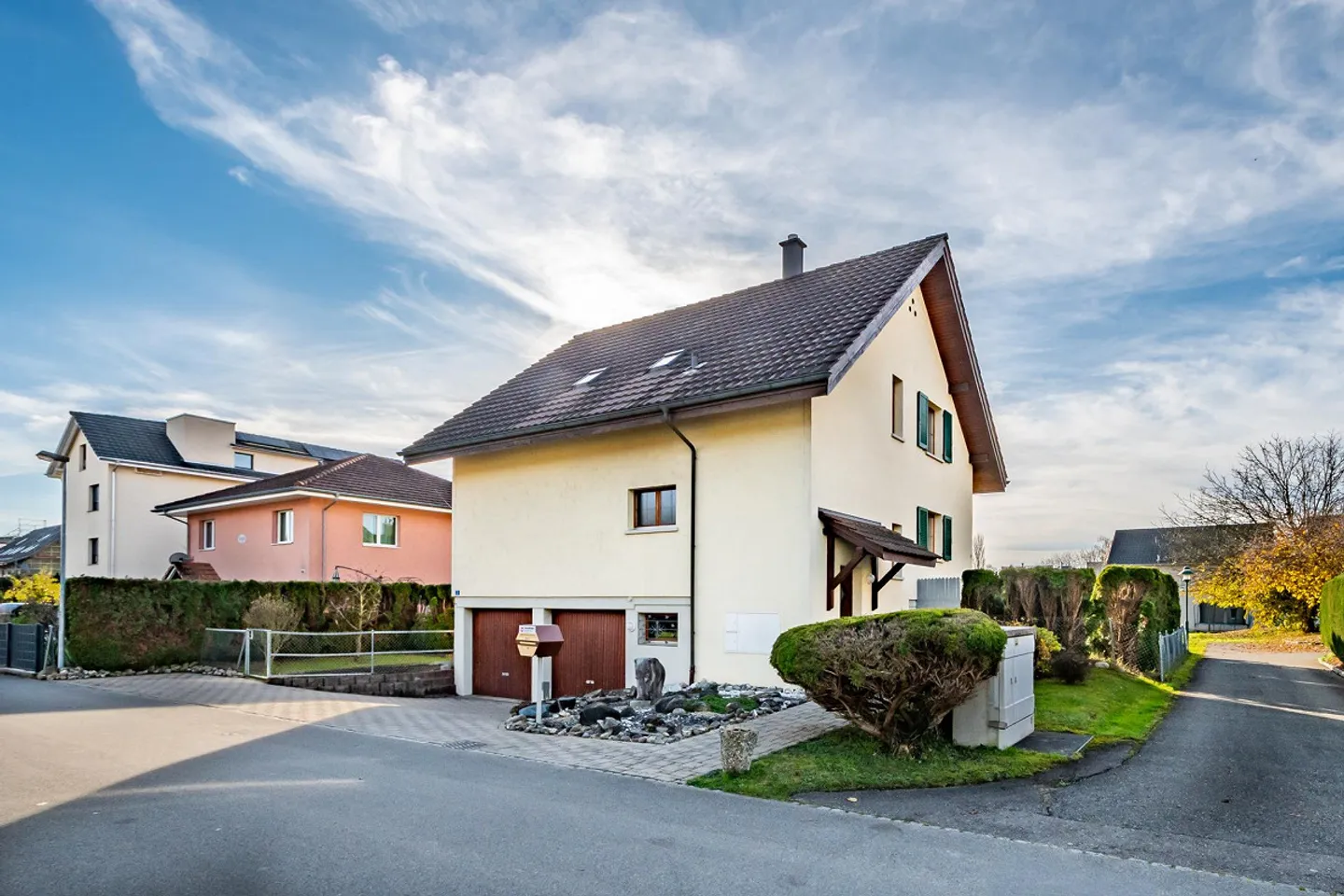 Spacious Single-Family Home with Pool and Conservatory - Photo 3 of 18