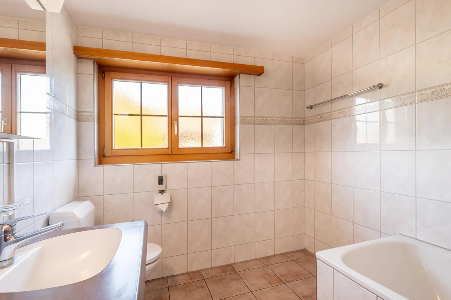 Spacious Single-Family Home with Pool and Conservatory - Photo 8 of 18