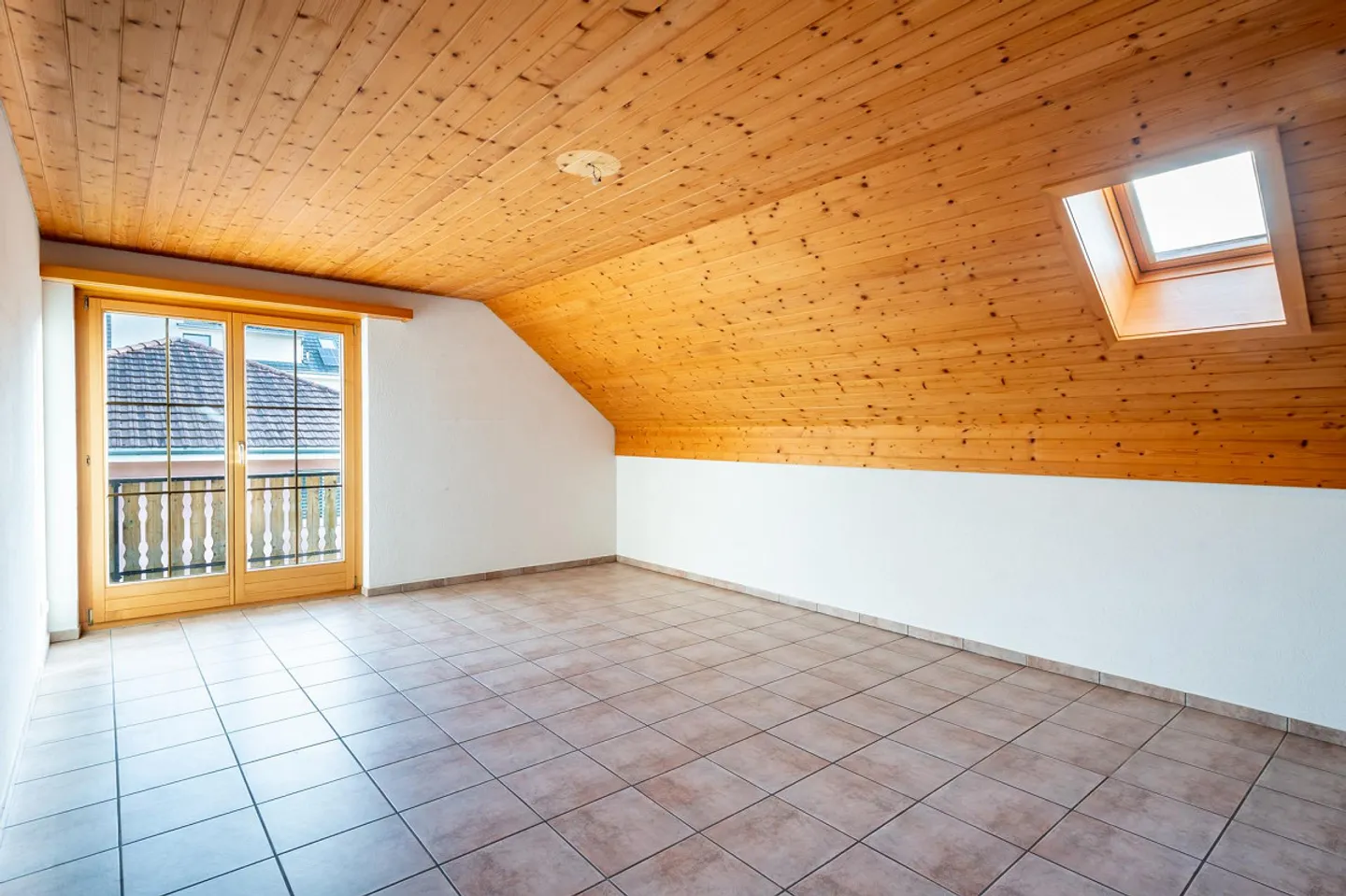 Spacious Single-Family Home with Pool and Conservatory - Photo 10 of 18