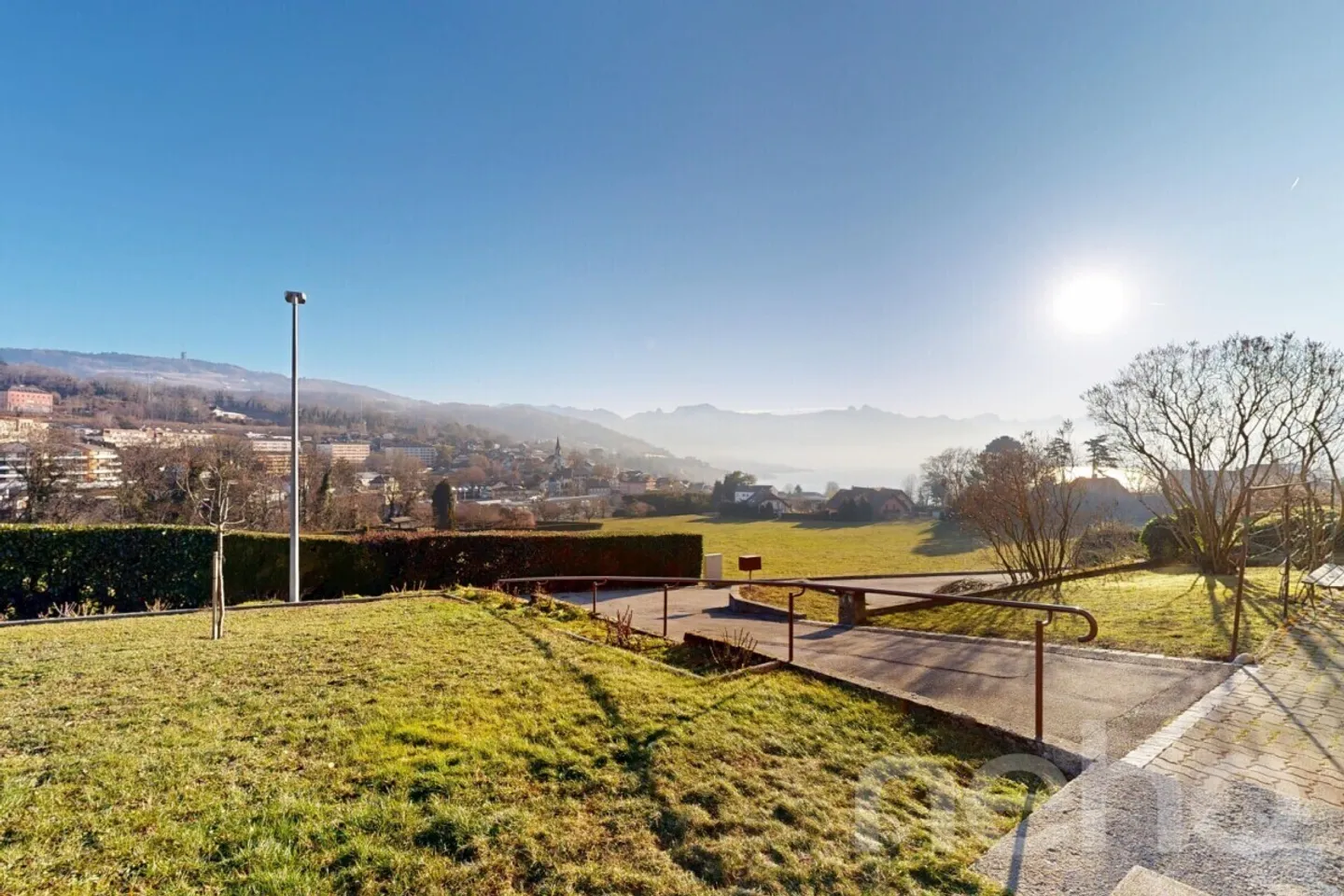 Villa affascinante con vista libera sulle Alpi e sul lago - Foto 4 di 12