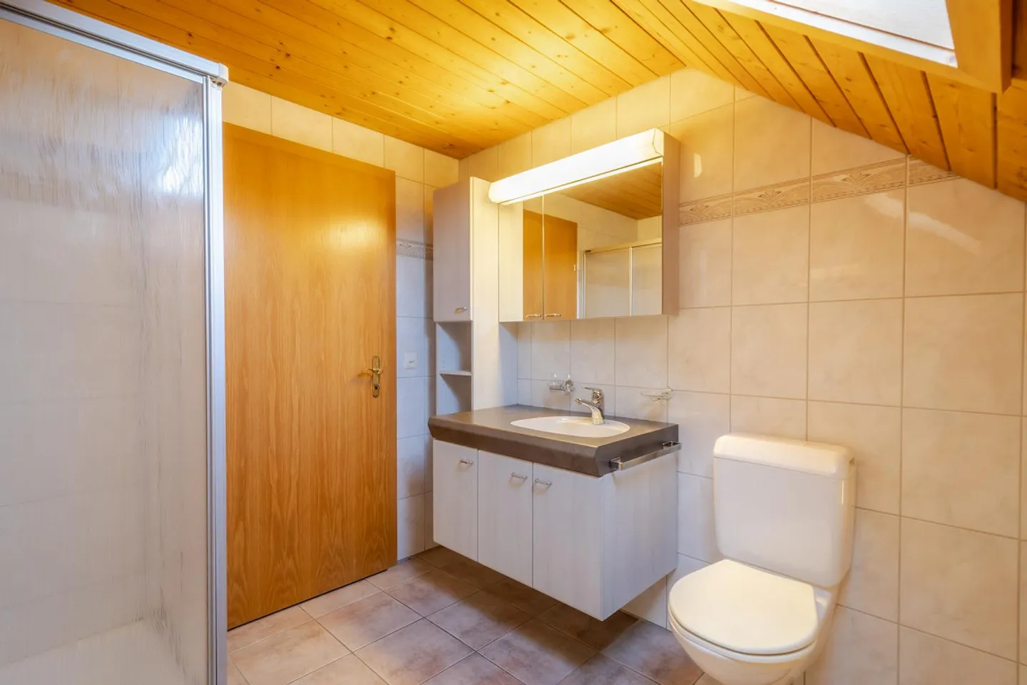 Spacious Single-Family Home with Pool and Conservatory - Photo 13 of 18