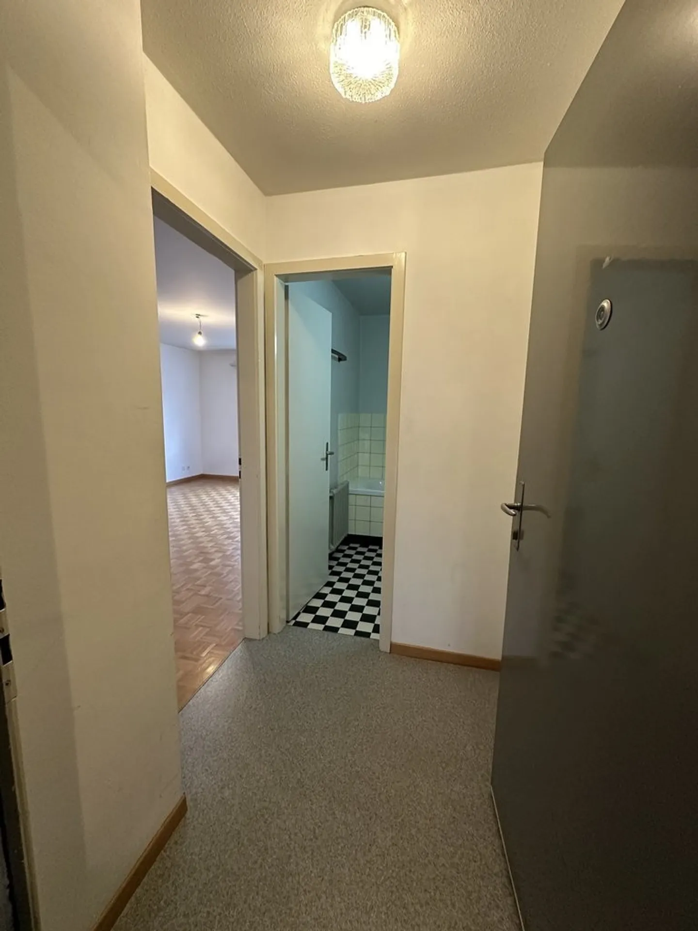 Charming 1.5-room apartment with balcony in the center of Biel - Photo 5 of 6