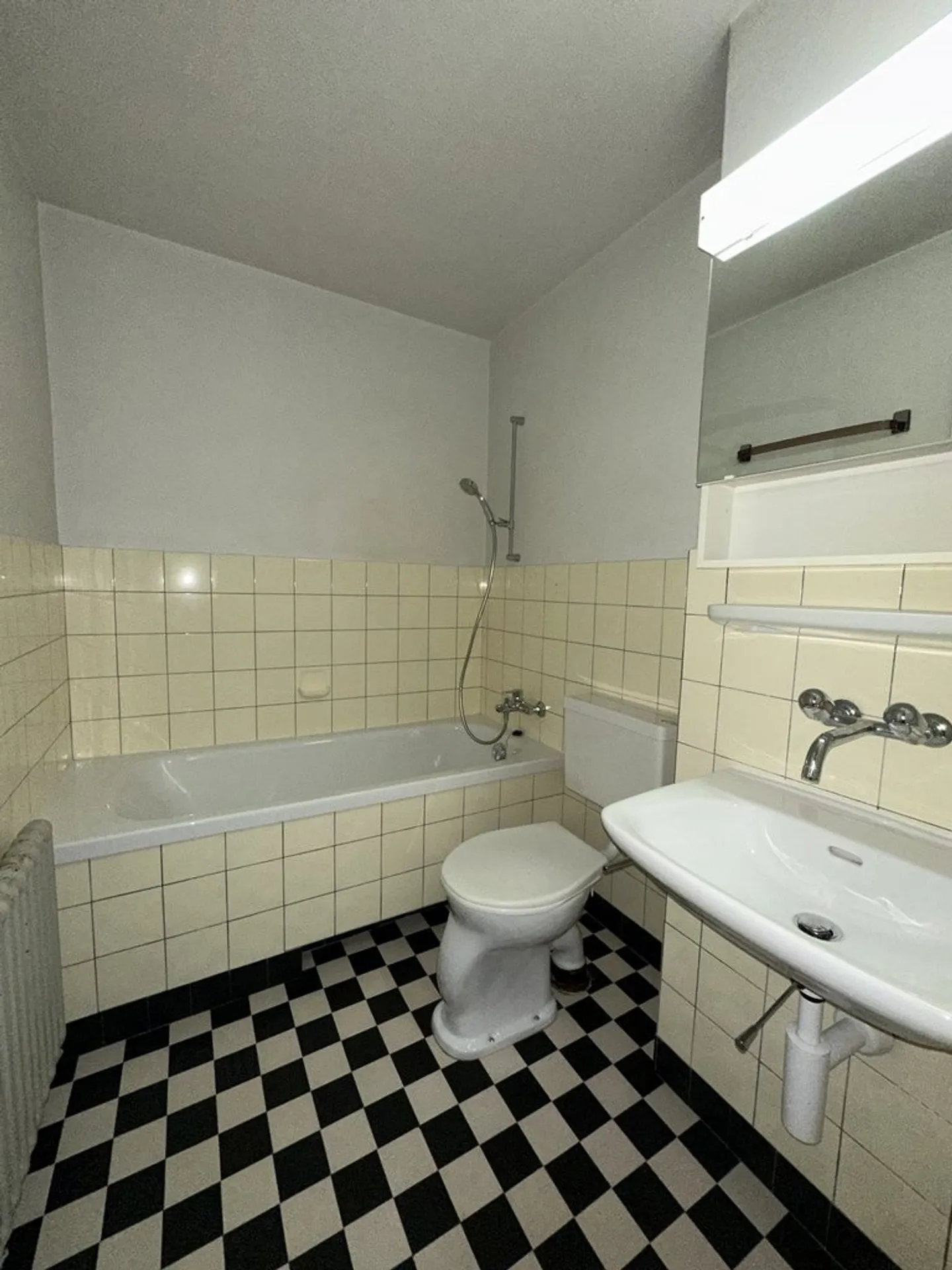 Charming 1.5-room apartment with balcony in the center of Biel - Photo 6 of 6