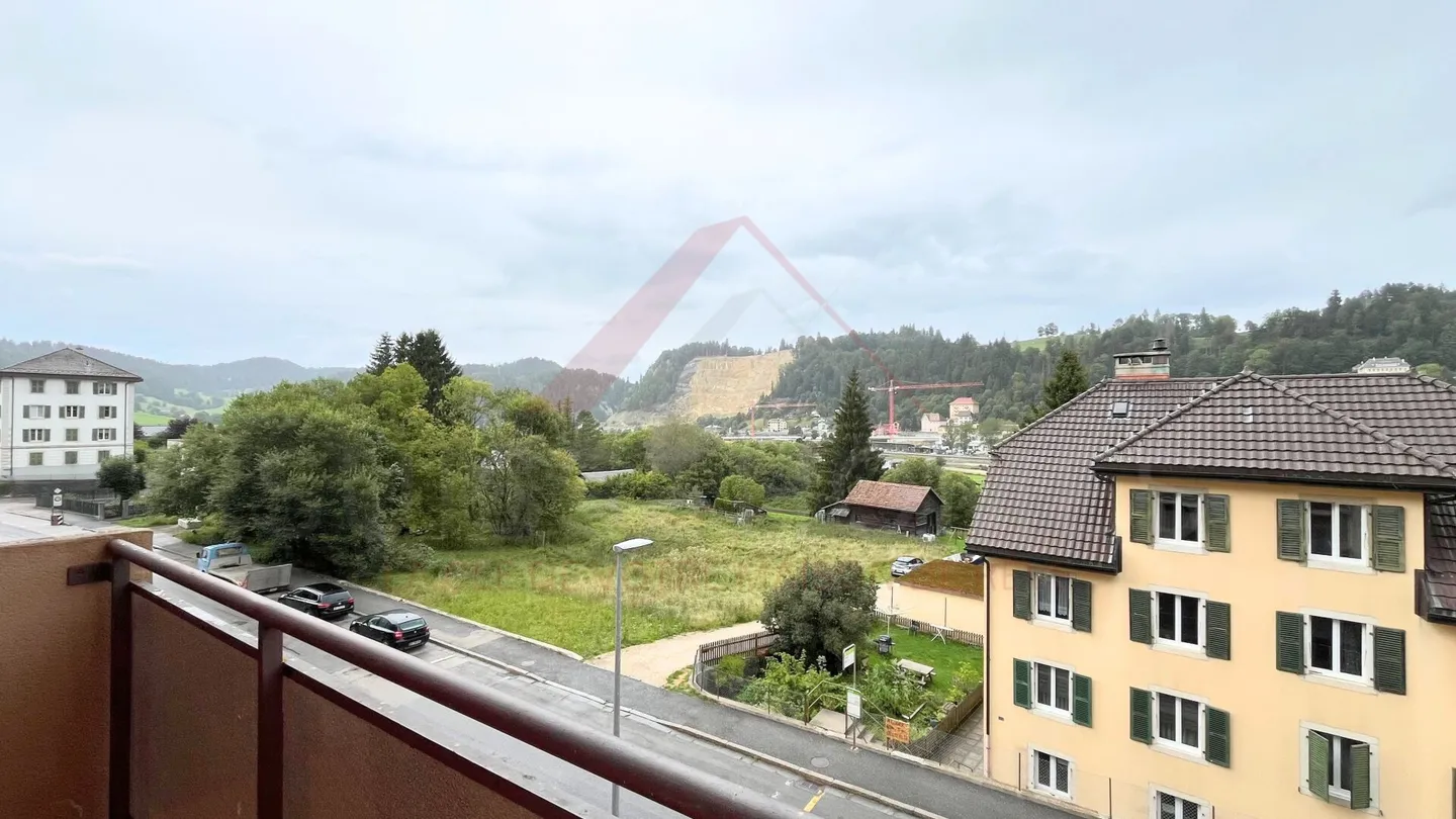 Raro a Locle: luminoso appartamento di 3.5 locali di 68 m² con balcone e vista libera - Foto 3 di 7