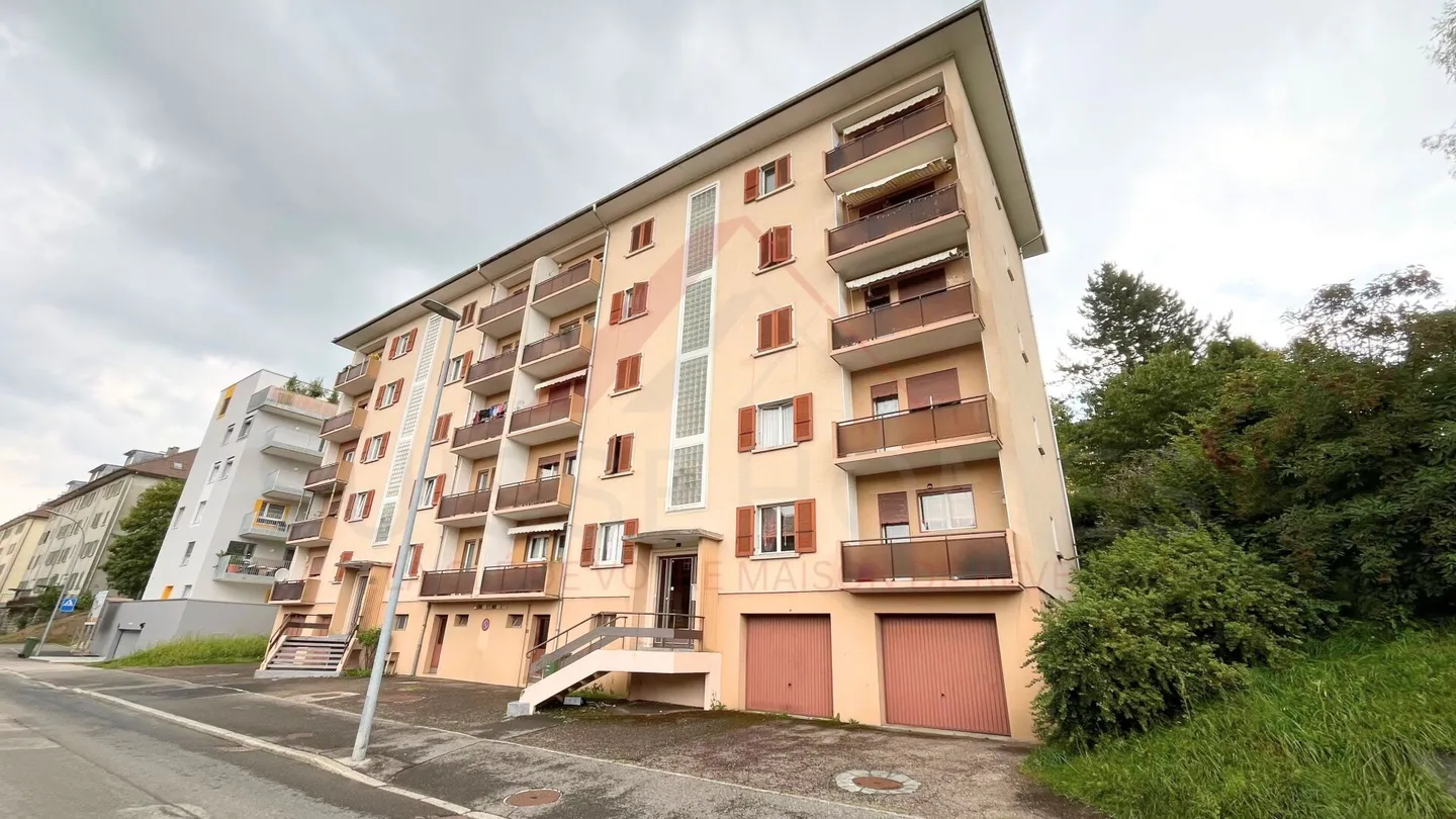 Raro a Locle: luminoso appartamento di 3.5 locali di 68 m² con balcone e vista libera - Foto 1 di 7