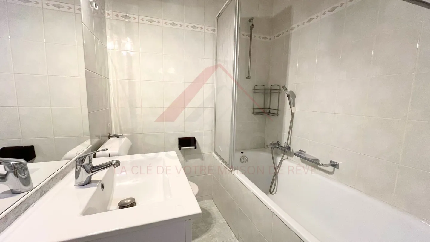 Raro a Locle: luminoso appartamento di 3.5 locali di 68 m² con balcone e vista libera - Foto 6 di 7